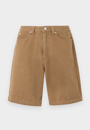 Braune Mid-Length-Jeansshorts mit vorderen Taschen, Gürtelschlaufen und einem Metallknopfverschluss auf einfarbigem Hintergrund.