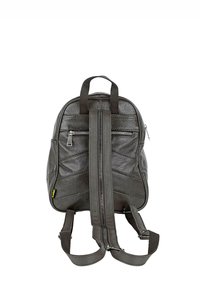 Mochila de cuero negro con acabado texturizado, doble strap de hombro y un bolsillo con cremallera en la parte frontal. Presenta detalles de costura vertical.