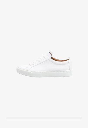 Sneaker bianco in cuoio con punta rotonda, chiusura con lacci piatti e suola in gomma testurizzata. Presenta una fodera in cuoio color tan e dettagli di cucitura discreti.