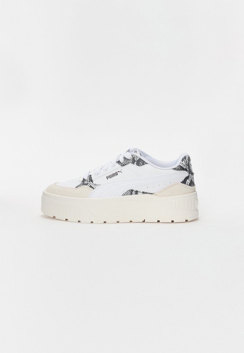 Baskets blanches avec un motif texturé de peau de serpent en gris et noir. Elles présentent une tige lisse semblable au cuir et une semelle plateforme épaisse beige.