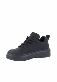 Czarne sneakersy z gładką syntetyczną cholewką, okrągłym noskiem, masywną podeszwą i czarnymi sznurowadłami. Posiadają pętlę na pięcie ułatwiającą zakładanie.