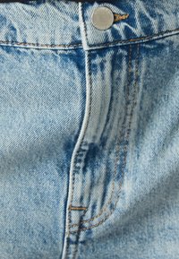 ONLY RUTH LOOSE LONG  - Jeansshorts - light blue denim