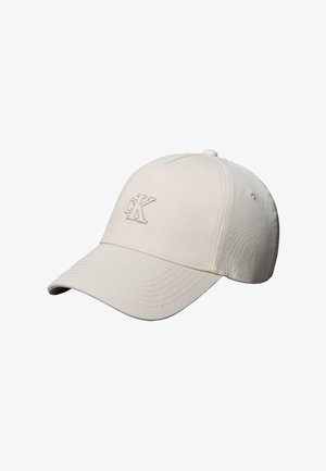 Off-white katoenen honkbalpet met gebogen klep en geborduurd "cK" logo op het voorpaneel, afgebeeld tegen een witte achtergrond.