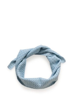 Lichtblauwe gebreide hoofdband met kleine gaatjes, in een cirkelvorm gedraaid op een witte achtergrond.