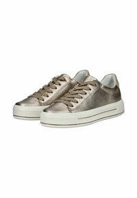 Zapatillas de deporte metálicas en bronce con cordones, con un acabado texturizado, suela de plataforma blanca y acentos beige en el talón y los cordones.