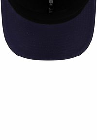 Marineblaue Kappe mit flachem Schirm und strukturiertem Stoff, ausgestattet mit einem schwarzen Innenfutter und kontrastierenden genähten Details.