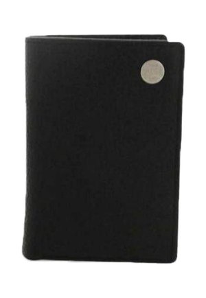 Portafoglio bifold in pelle nera con un piccolo emblema metallico rotondo nell'angolo in alto a destra.