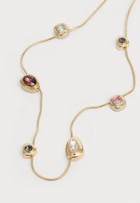 Goldkette mit bunten Edelsteinen in verschiedenen Formen, darunter oval, quadratisch und rund, auf weißem Hintergrund.