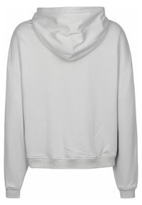 Sudadera gris claro hecha de tela suave, con capucha espaciosa, mangas largas y puños y dobladillo acanalados. Sin logotipos ni patrones visibles.
