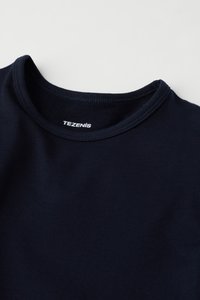 Granatowa koszulka wykonana z bawełny, z okrągłym dekoltem, o miękkiej, gładkiej fakturze i małą, białą metką "TEZENIS" na kołnierzyku.