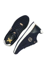 Marina sneakers med en strukturerad stickad ovandel, guld accenter och en vit sula. Inkluderar platta snören och en logodetalj på sidan.