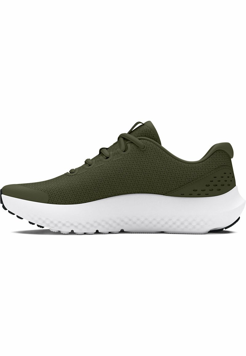 Chaussure de sport en maille verte avec un bout arrondi, un design à lacets, une tige texturée et une semelle intermédiaire blanche. La semelle extérieure en caoutchouc noir présente des motifs de traction.