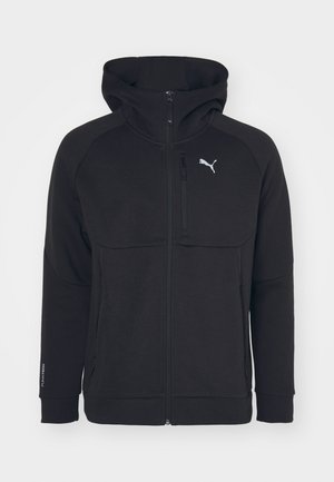 Czarna hoodie na zamek, wykonana z miękkiego materiału, z kapturem, bocznymi kieszeniami i białym logo na lewej piersi. Gładka struktura z nowoczesnym krojem.
