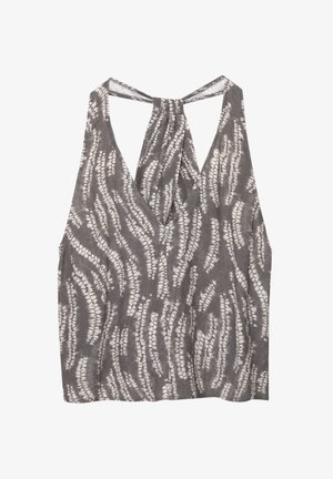 Szary top na ramiączkach z dekoltem w kształcie litery V i wiązaniem z tyłu. Materiał ma falisty, jasny wzór na całej powierzchni, przyjemną w dotyku teksturę.
