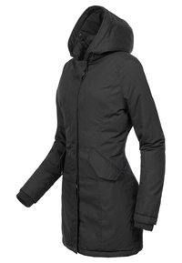 Chaqueta negra con capucha y cremallera frontal, con dos bolsillos laterales y puños acanalados, fabricada con un tejido resistente de textura suave.