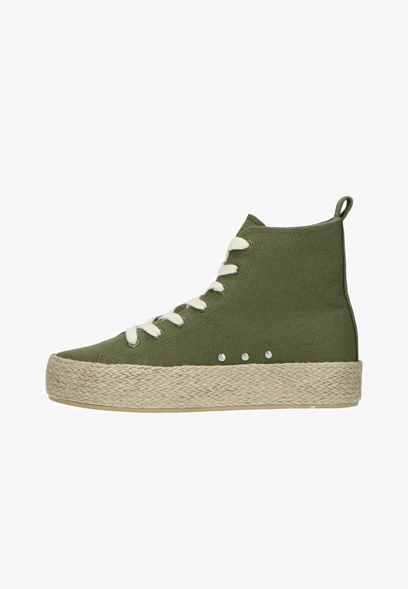 Vysoké olivově zelené plátěné tenisky s bílými tkaničkami, juty tkanou podrážkou a dekorativními kovovými hřebíky. Mají zadní poutko pro snadné obouvání.