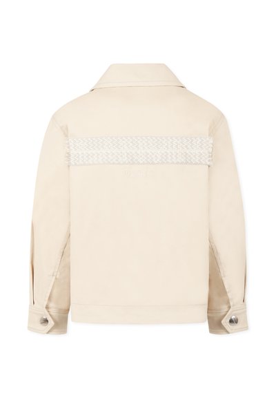 Beige jas met een textuurpanel in het wit over de rug en geborduurde details. Inclusief met knopen sluitende manchetten en een klassieke kraag.