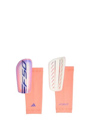 Par de mangas deportivas de color melocotón con espinilleras adjuntas, una con diseño azul y rosa y la otra blanca con ranuras de ventilación.