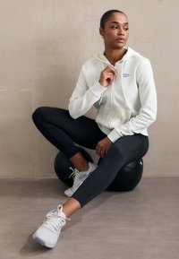 Reebok Lukuga pusa - chalk mélange