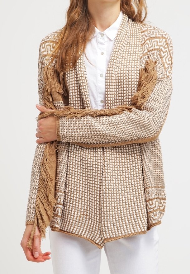 Beżowy i brązowy kardigan z plecionymi frędzlami, z teksturowanym wzorem i geometrycznymi akcentami. Otwarty fason, długie rękawy.