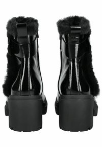 Botas de tobillo de charol negro con un cuello de piel sintética negro, tacón cuadrado y detalles texturizados en los laterales. Tacón reforzado y suela duradera.