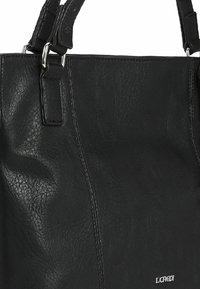 Schwarze Lederhandtasche mit strukturiertem Finish, doppelten Schulterriemen und silbernen Hardware-Details. Verfügt über ein dezentes Logo-Detail auf der Vorderseite.
