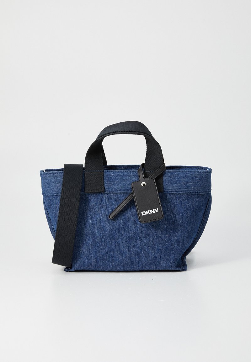 Denim torba za roke temno modre barve z dvema zgornjima ročajema in snemljivim črnim trakom. Značilnost je DKNY logo na usnjenem oznaki. Teksturovana tkanina.