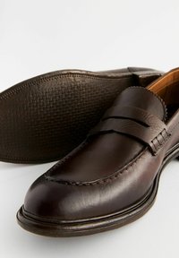 Next PENNY LOAFERS REGULAR FIT - Paelteta kingad - brown