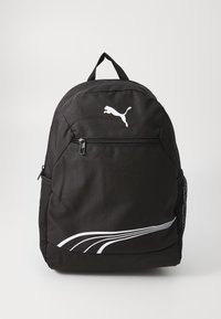 Zaino nero realizzato in tessuto resistente, dotato di una tasca frontale con zip, tasche laterali in rete e un logo Puma bianco con design di linee curve bianche.