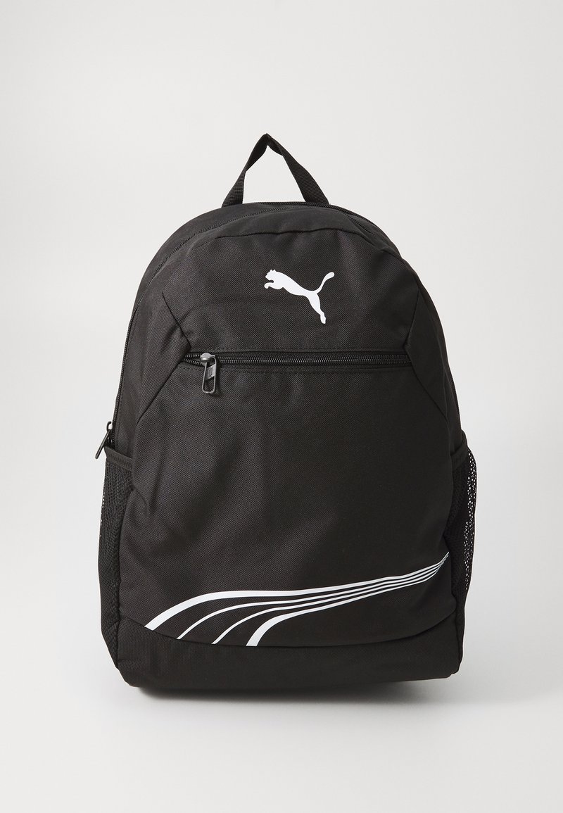 Zaino nero realizzato in tessuto resistente, dotato di una tasca frontale con zip, tasche laterali in rete e un logo Puma bianco con design di linee curve bianche.