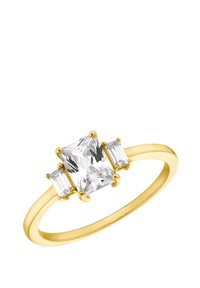 Anillo de oro con una piedra central rectangular clara, flanqueada por dos piedras rectangulares más pequeñas; banda lisa, acabado pulido, diseño elegante.