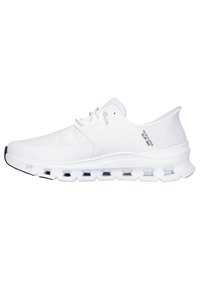 Zapatilla deportiva blanca con parte superior de malla, diseño de cordones, cuello acolchado y una suela gruesa y texturizada que presenta elementos de amortiguación visibles.