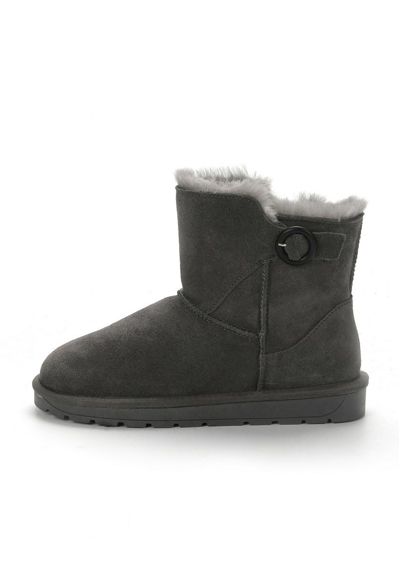 Grauer Wildleder-Ankle-Boot mit runder Zehenpartie, weichem grauen Futter und einem dekorativen schwarzen Knopf an der Seite. Flache Gummisohle.