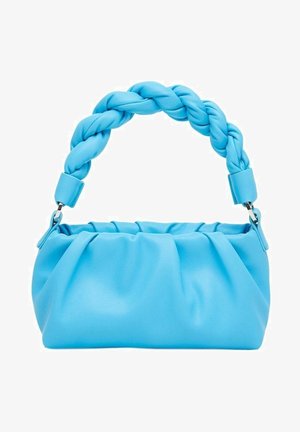 Pequeño bolso de cuero azul suave con cuerpo fruncido y asa gruesa trenzada unida con anillas metálicas.