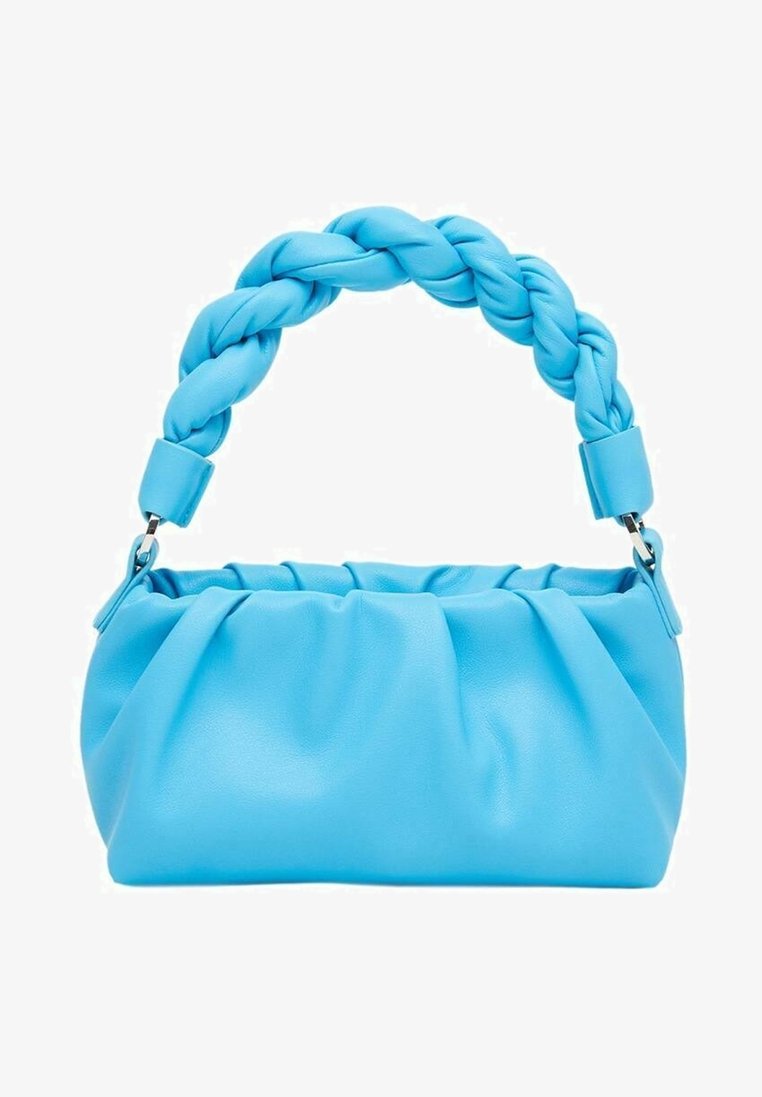 Petit sac à main en cuir bleu doux avec un corps froncé et une poignée épaisse tressée attachée avec des anneaux métalliques.