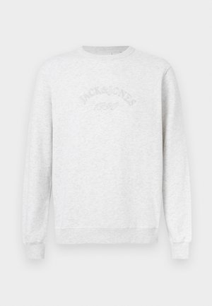 Sudadera gris hecha de tela suave. Presenta puños y dobladillo acanalados, con el logo bordado de "JACK & JONES" en un diseño curvado en el pecho.