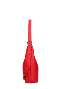 Borsa a spalla in pelle rossa con finitura texture, tracolla lunga e accessori in metallo argentato. Presenta una forma elegante con un dettaglio a fibbia laterale.