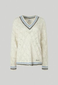 Biały sweter dziergany z dekoltem w kształcie litery V, z koronkową fakturą oraz niebieskimi i czarnymi paskami na kołnierzyku i mankietach.