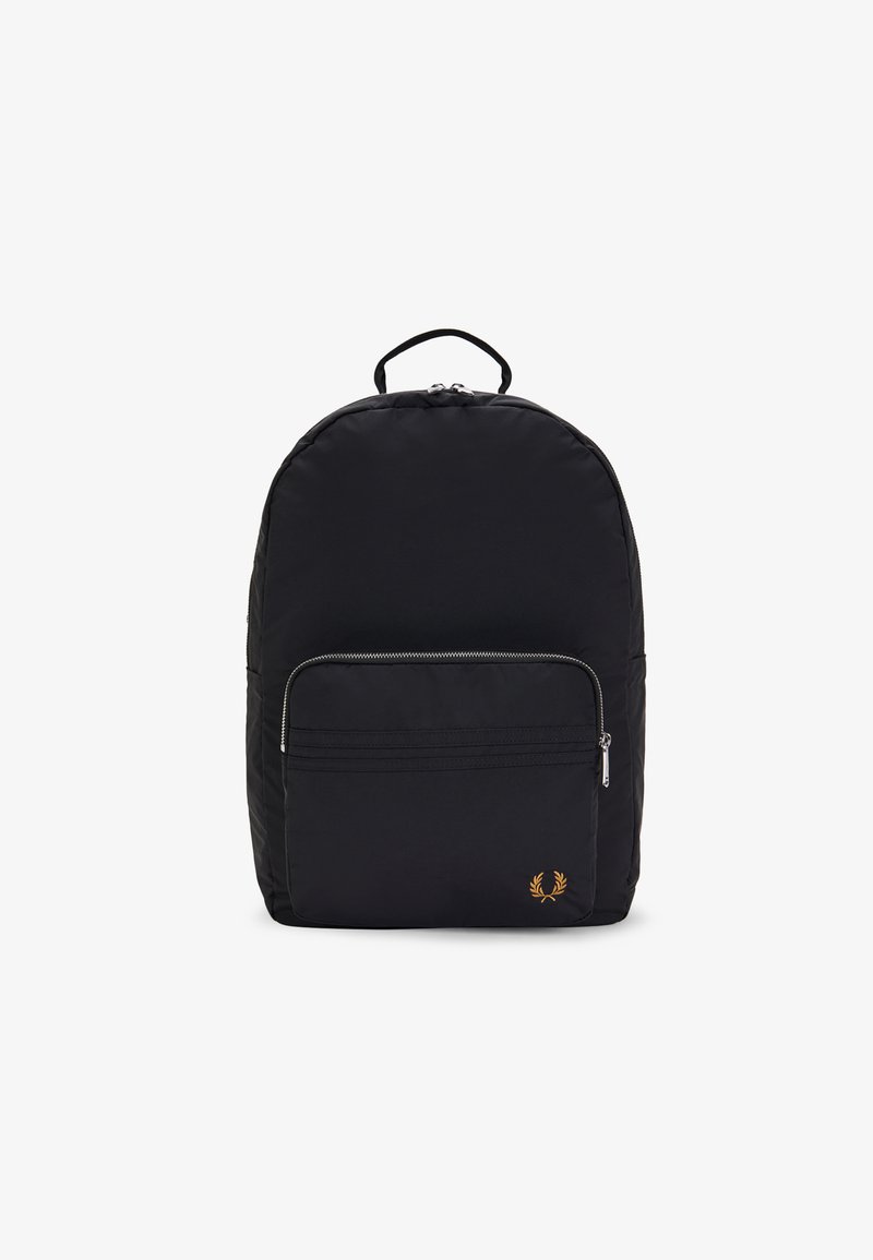 Sac à dos noir avec une poche zippée à l'avant, une poignée supérieure et un petit logo de laurier doré dans le coin inférieur droit.