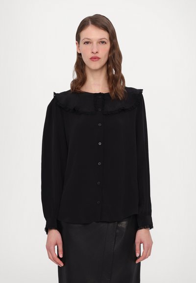 Schwarze Bluse mit Rüsche am Kragen, Knopfverschluss vorne, langen Ärmeln und strukturierten Manschetten. Hergestellt aus fließendem Stoff mit glatter Oberfläche.