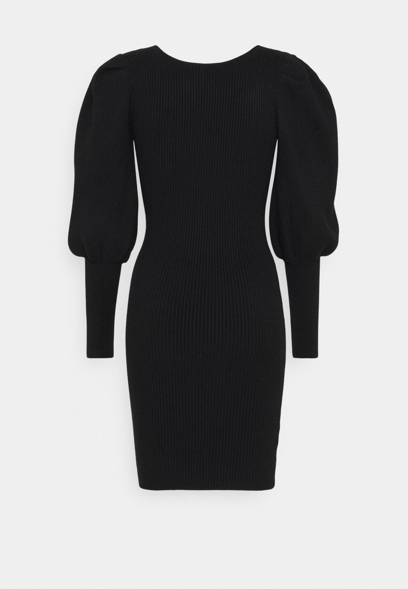 Robe en maille côtelée noire avec taille ajustée et longues manches bouffantes se rétrécissant aux poignets serrés, longueur genou, vue de dos.