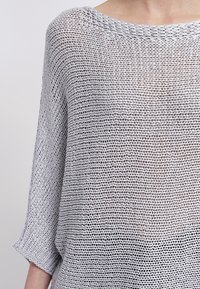 Graues gestricktes Oberteil mit lockerer Passform, weitem Rundhalsausschnitt und Dreiviertelärmeln; verfügt über ein strukturiertes, offenes Maschenmuster.