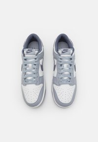 Nike Sportswear NIKE DUNK LOW RETRO PRM ESS+ - Matalavartiset tennarit - white/light carbon/platinum tint/pure platinum/wolf grey