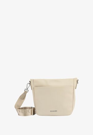 Borsa a tracolla beige realizzata in materiale liscio, con una tasca frontale, tracolla regolabile con marchio e dettagli in metallo argentato.