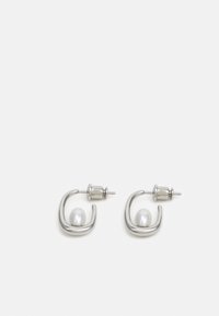 Sølvfargede metalløreringer med et sirkulært design og en fremtredende hvit perle i midten. Glatt overflate, minimalistisk stil.