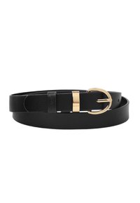 Cinturón de cuero negro con una textura suave, que presenta una hebilla de metal en tono dorado y un diseño elegante y minimalista. El cinturón es totalmente ajustable.