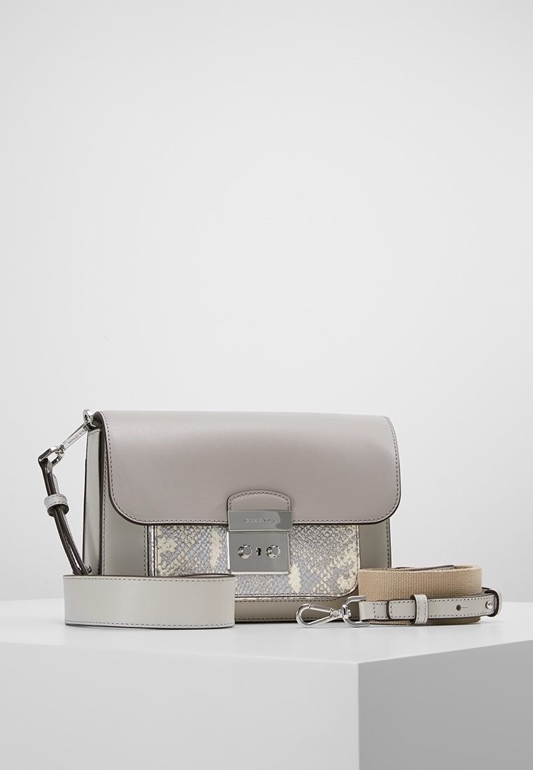 Šedá kožená kabelka s frontálním vzorem hadí kůže; obsahuje stříbrné zapínání a nastavitelné popruhy ve dvou barvách: béžové a světle šedé.