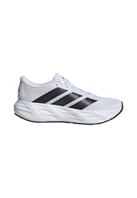 Chaussure de course athlétique blanche avec des rayures noires, tige en mesh, semelle blanche rembourrée et lacets, vue de profil sur fond blanc.