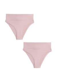 Slip da ragazzo in cotone rosa chiaro con un ampio elastico in vita e superficie liscia, caratterizzato da un design semplice e senza cuciture.