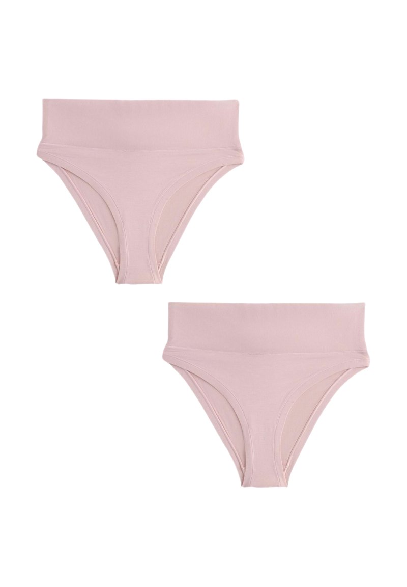 Slip da ragazzo in cotone rosa chiaro con un ampio elastico in vita e superficie liscia, caratterizzato da un design semplice e senza cuciture.